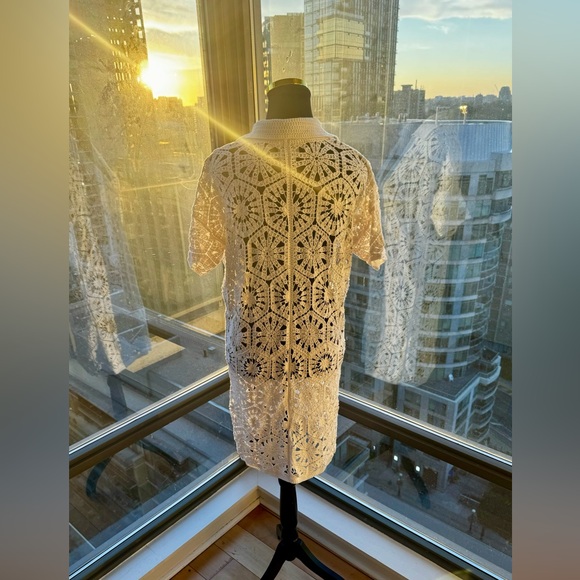 🆕 FARM Rio 🧿 NWOT White Semisheer Floral Button-Up Crochet Cover-Up Dress, M - Picture 8 of 15